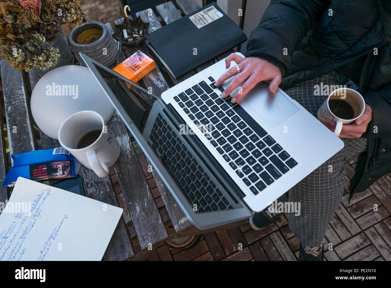 15-03-16 Brooklyn, New York, Stati Uniti d'America. Utilizzando un computer portatile outsiide. Foto: © Simon Grosset Foto Stock