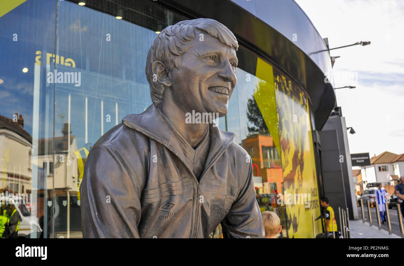 Il nuovo Graham Taylor della statua di scultura Douglas Jennings al di fuori del negozio club della Premier League match tra Watford e Brighton e Hove Albion a Vicarage Road Stadium. 11 agosto 2018 solo uso editoriale. No merchandising. Per le immagini di calcio FA e Premier League restrizioni si applicano inc. no internet/utilizzo mobile senza licenza FAPL - per i dettagli contatti Football Dataco Foto Stock