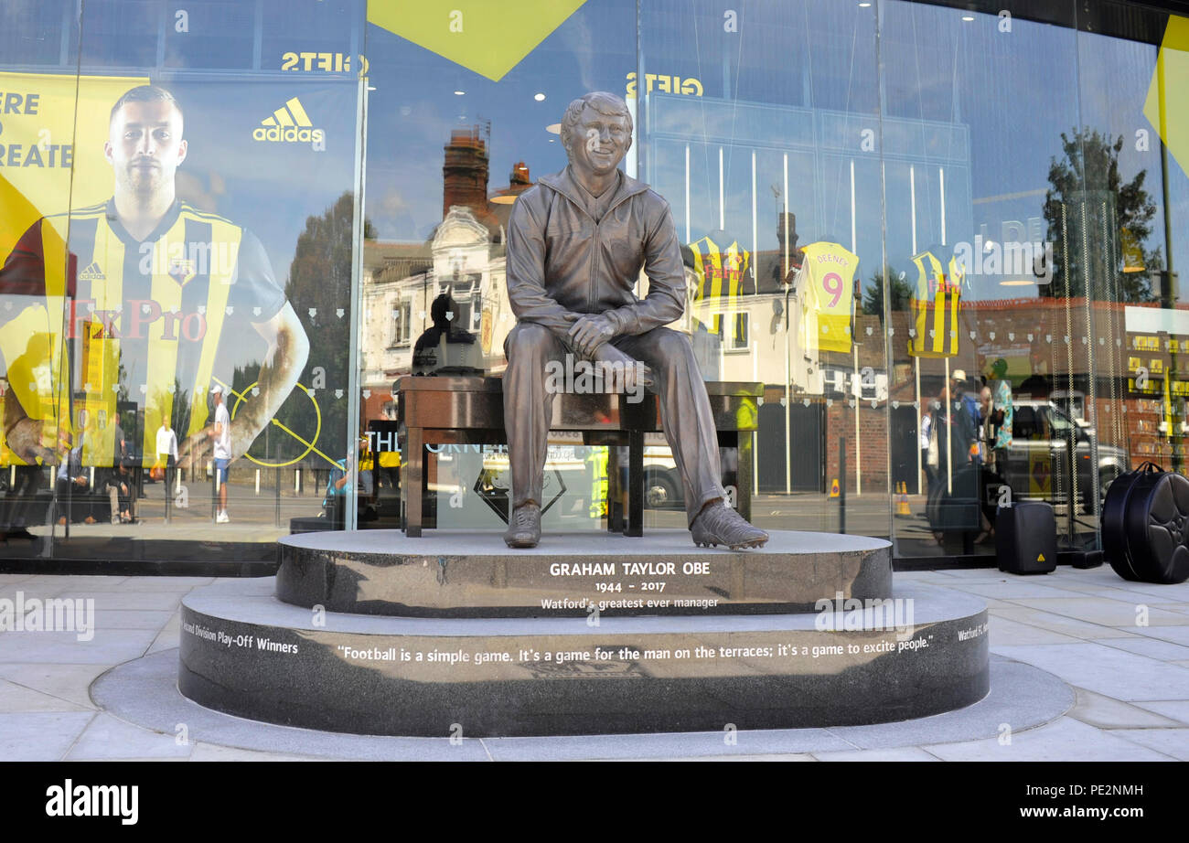 Il nuovo Graham Taylor della statua di scultura Douglas Jennings al di fuori del negozio club della Premier League match tra Watford e Brighton e Hove Albion a Vicarage Road Stadium. 11 agosto 2018 solo uso editoriale. No merchandising. Per le immagini di calcio FA e Premier League restrizioni si applicano inc. no internet/utilizzo mobile senza licenza FAPL - per i dettagli contatti Football Dataco Foto Stock