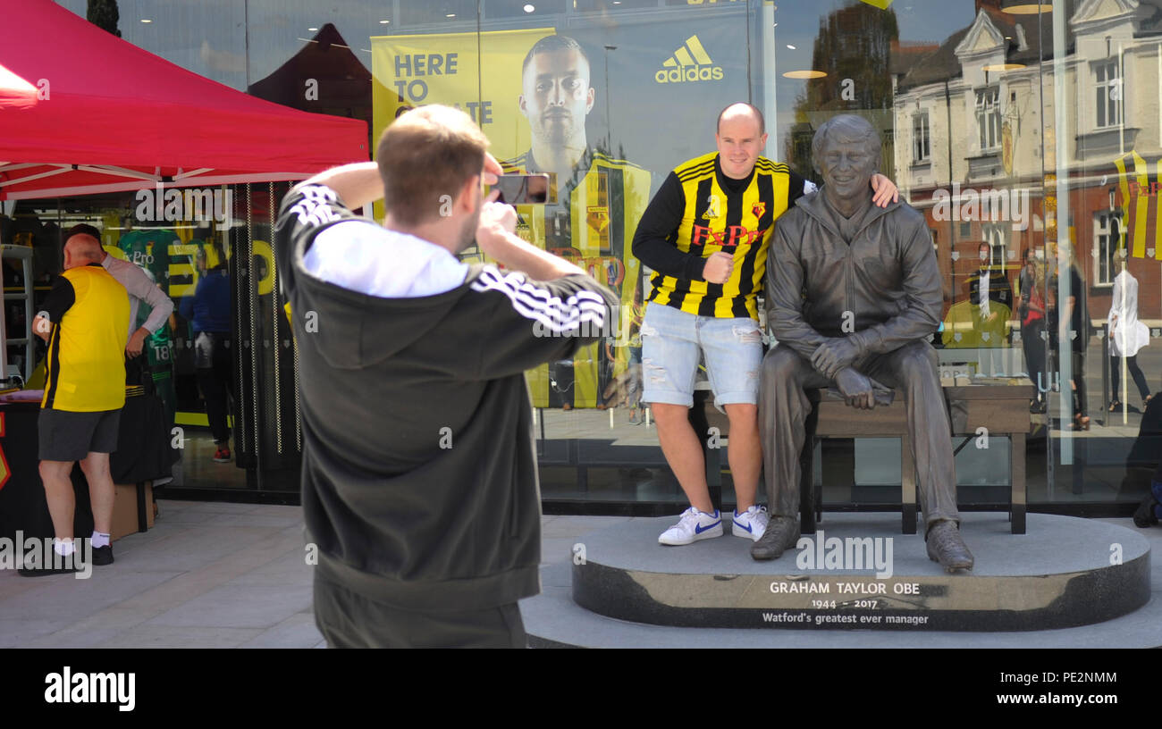 Il nuovo Graham Taylor della statua di scultura Douglas Jennings al di fuori del negozio club della Premier League match tra Watford e Brighton e Hove Albion a Vicarage Road Stadium. 11 agosto 2018 solo uso editoriale. No merchandising. Per le immagini di calcio FA e Premier League restrizioni si applicano inc. no internet/utilizzo mobile senza licenza FAPL - per i dettagli contatti Football Dataco Foto Stock
