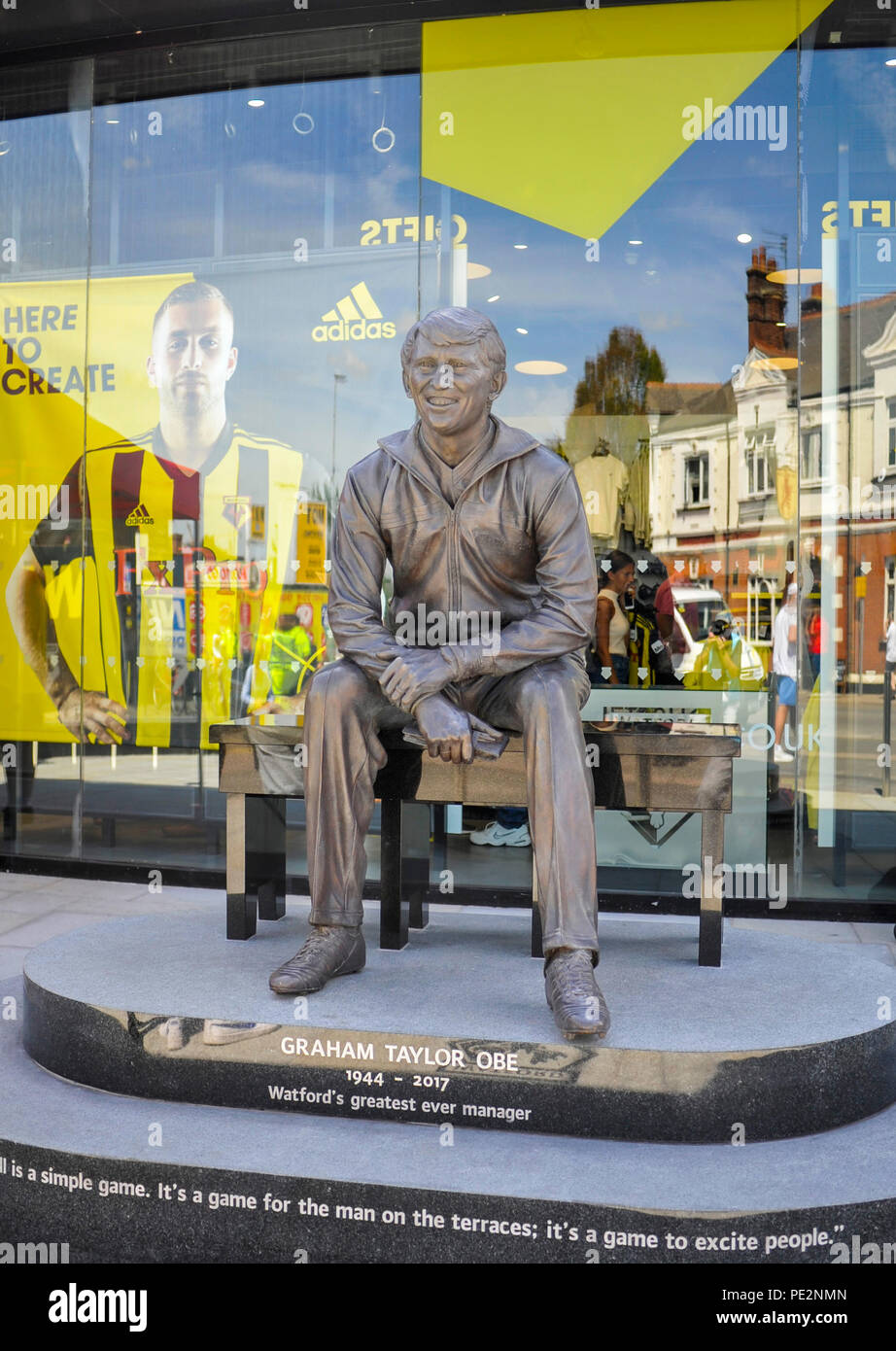 Il nuovo Graham Taylor della statua di scultura Douglas Jennings al di fuori del negozio club della Premier League match tra Watford e Brighton e Hove Albion a Vicarage Road Stadium. 11 agosto 2018 solo uso editoriale. No merchandising. Per le immagini di calcio FA e Premier League restrizioni si applicano inc. no internet/utilizzo mobile senza licenza FAPL - per i dettagli contatti Football Dataco Foto Stock