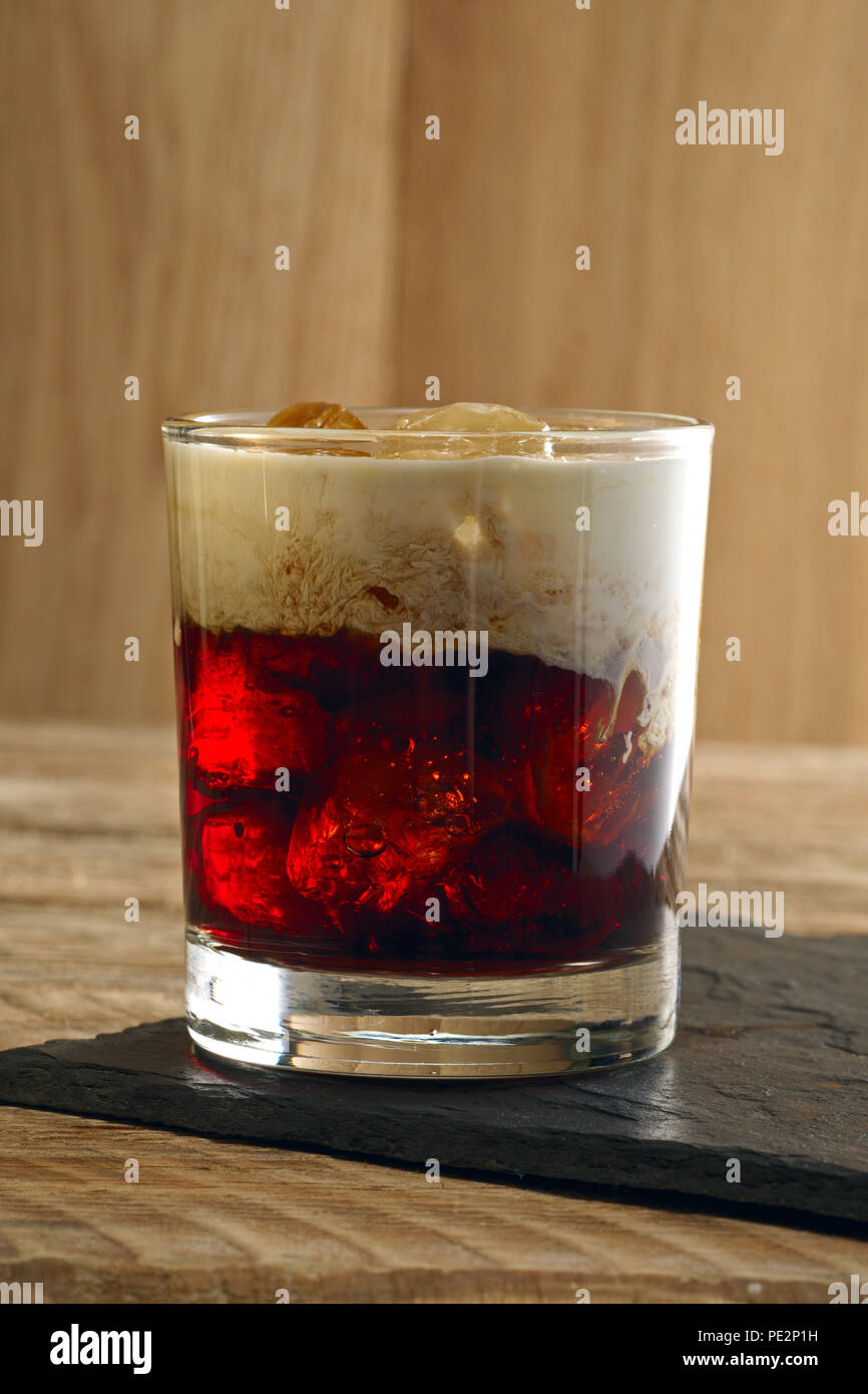 Cocktail White Russian. La vodka, il liquore al caffè, panna e ghiaccio Foto Stock