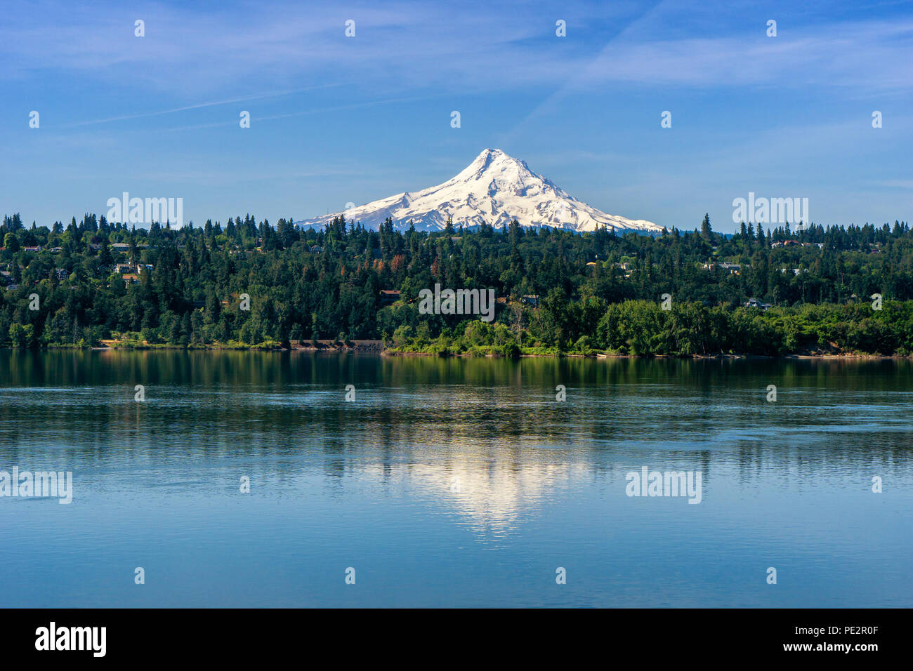 Cappa mt con neve oltre Hood River e riflettendo sul Columbia River, Oregon. Stati Uniti d'America. Foto Stock