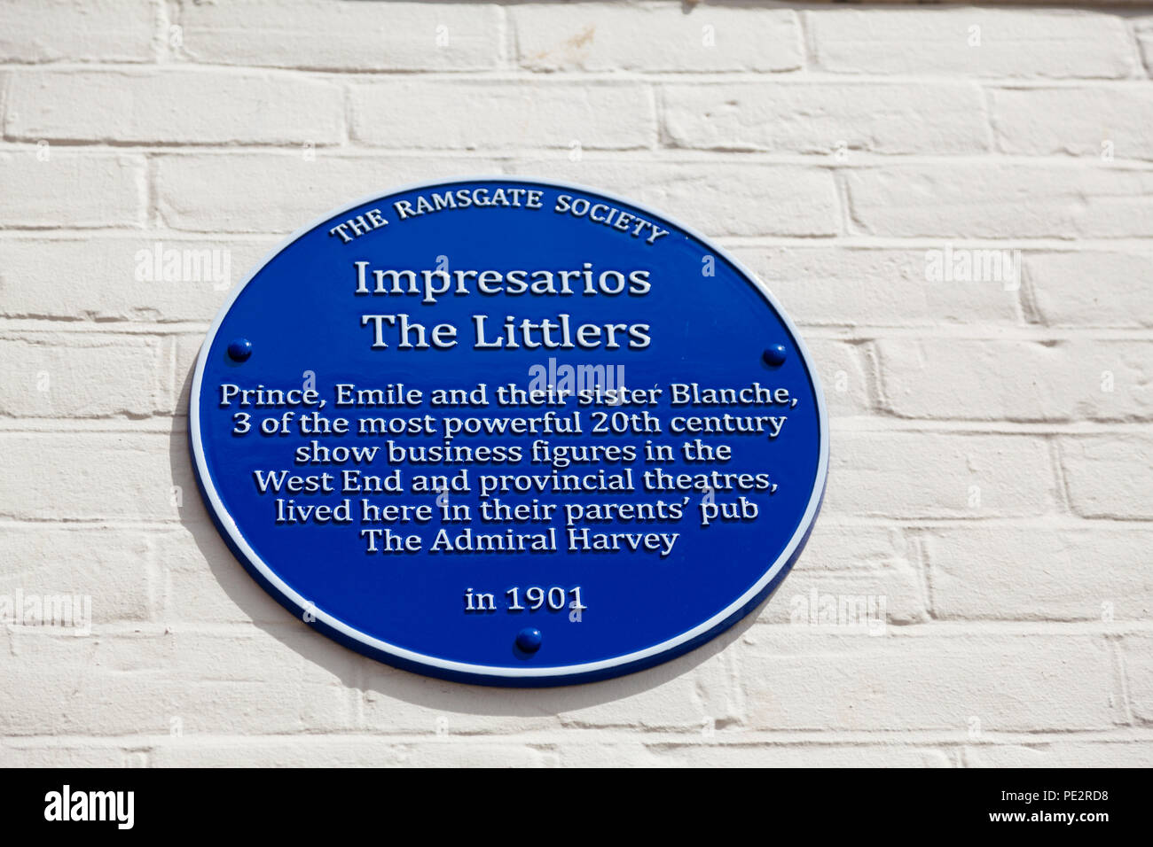 Targa blu, 'l'Littlers, 3 dei più potenti del xx theatre impresari vivevano nella loro genitori' pub, Admiral Harvey', Ramsgate Kent, Regno Unito Foto Stock