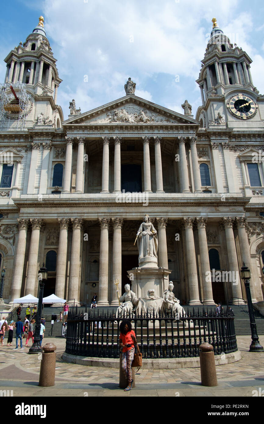 West ingresso anteriore con Queen Anne statua, la Cattedrale di St Paul, Londra Foto Stock