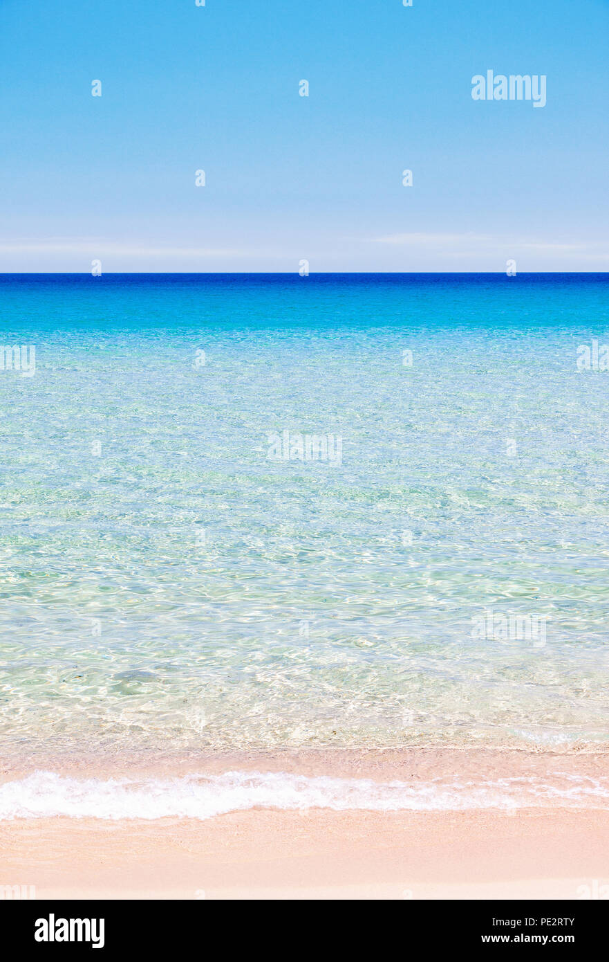 Calma Sfondo oceano con strati multicolore di spiaggia di sabbia, il mare e il cielo, orientamento verticale Foto Stock