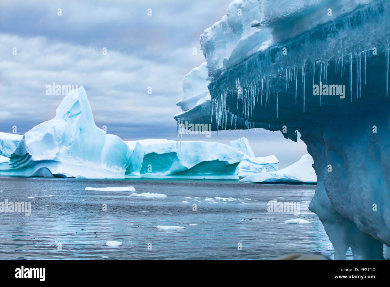 Il riscaldamento globale e i cambiamenti climatici concetto, iceberg la fusione in Antartide Foto Stock