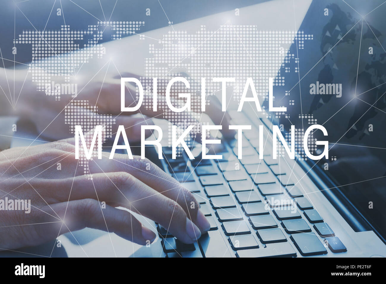 Il marketing digitale concetto, promozione del business su reti sociali, mani digitando su computer in background Foto Stock