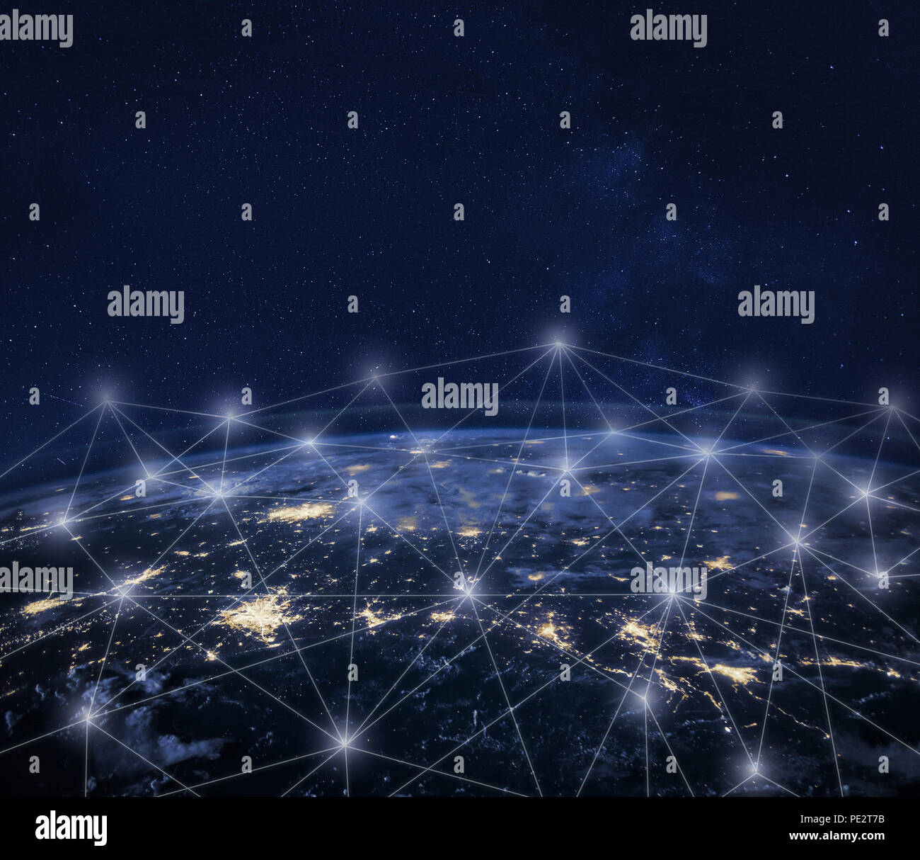 Comunicazione di rete attorno alla terra visto dallo spazio, global in tutto il mondo il concetto di connessione, international business technology, telecomunicazioni, finanza Foto Stock