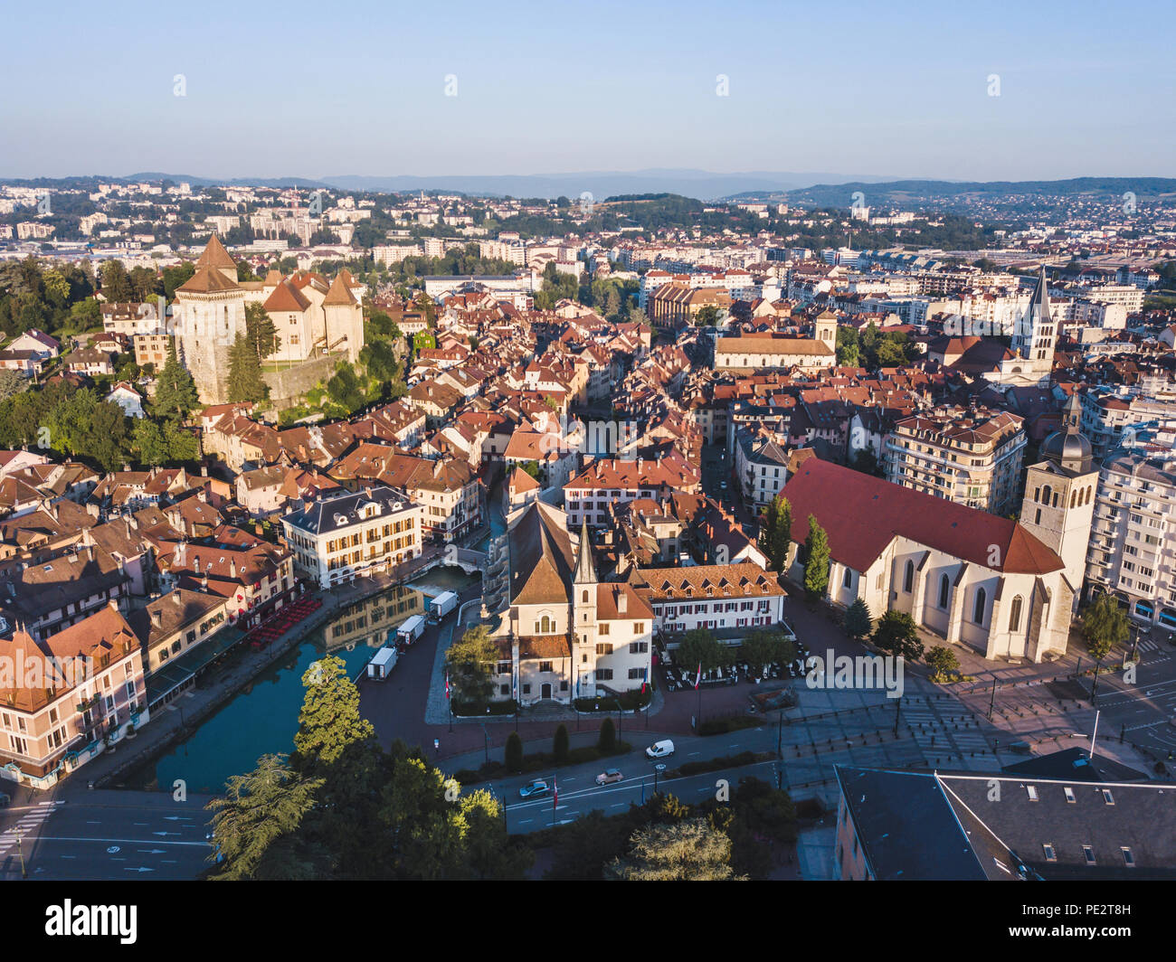 Antenna vista panoramica della città di Annecy, Francia, architettura storica del centro storico, il bellissimo paesaggio urbano Foto Stock