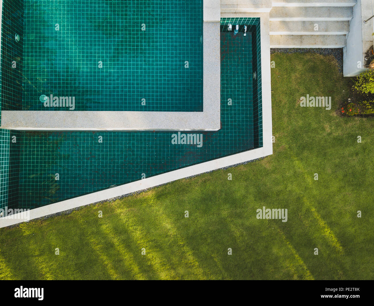 Moderna villa di lusso con piscina, vista dall'alto il paesaggio di Architettura design esterno Foto Stock