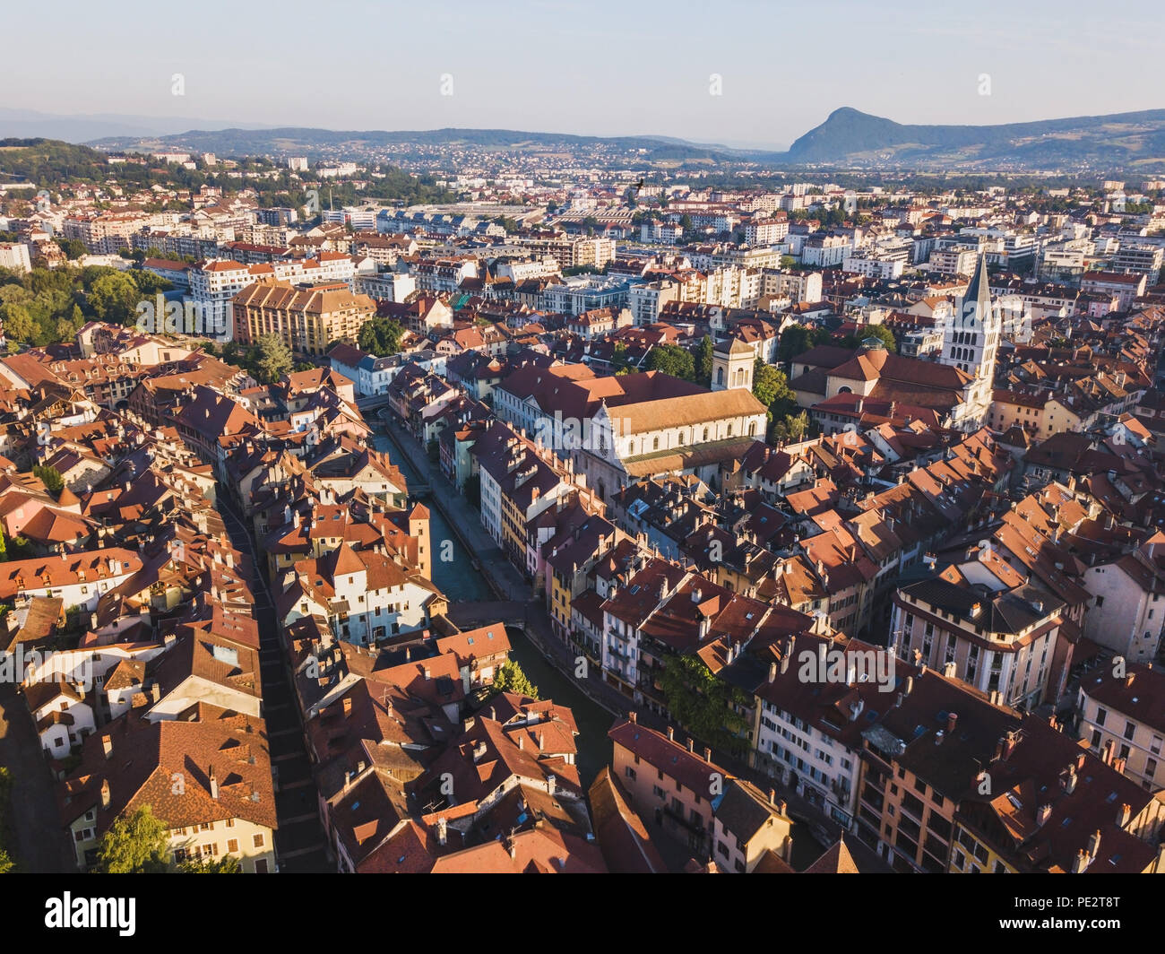 Antenna vista panoramica della città di Annecy e il fiume Thiou, Francia, pietra miliare storica architettura del centro storico e bellissimo paesaggio urbano Foto Stock