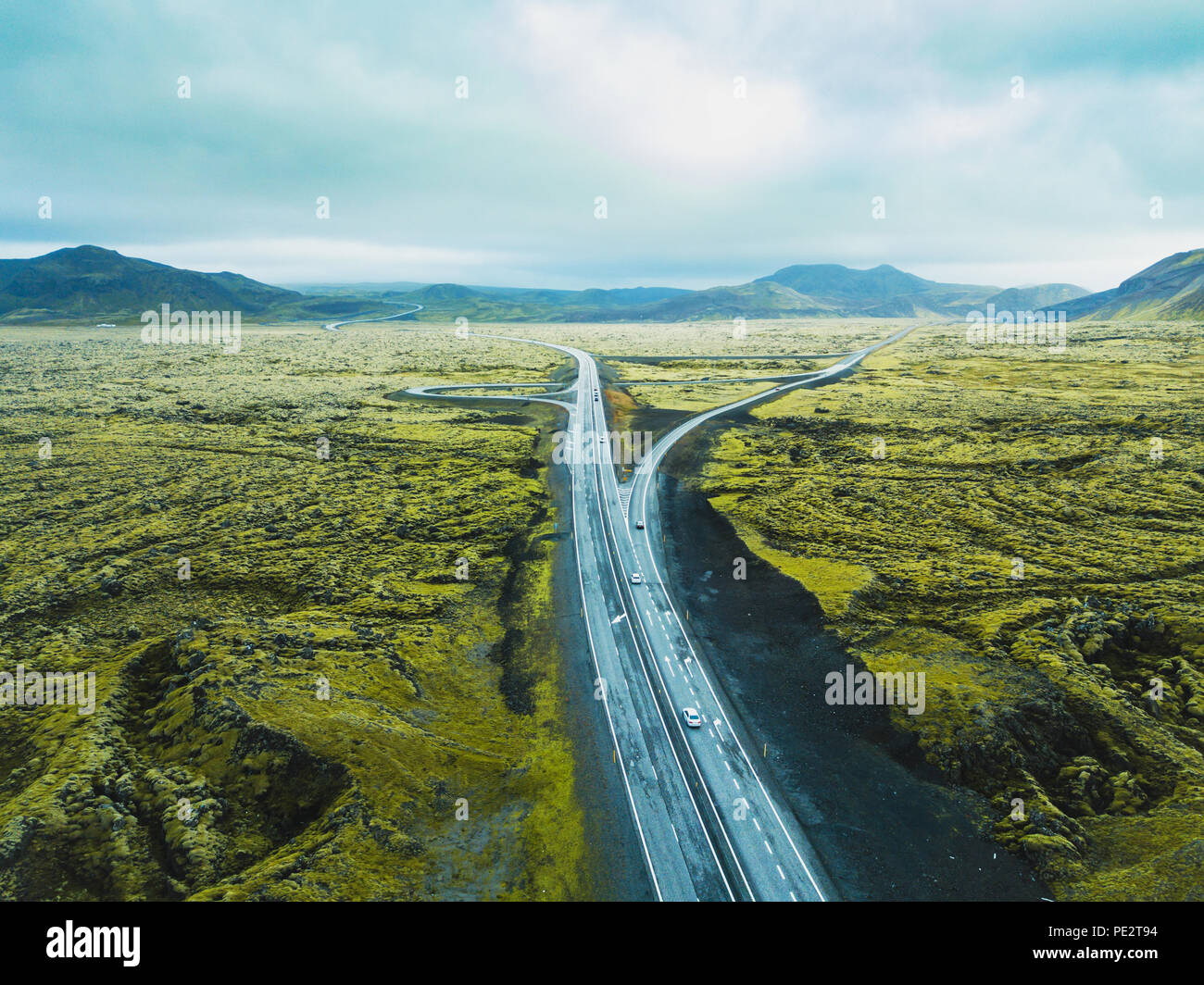 Paesaggio di antenna di Islanda, drone vista autostrada strada nel verde dei campi di origine vulcanica Foto Stock