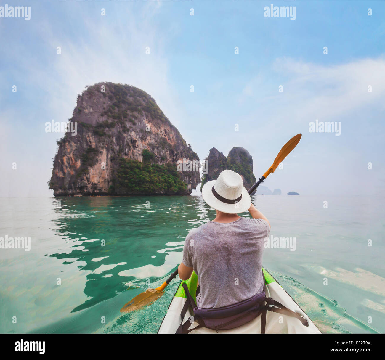 Fare kayak in Krabi beach, Thailandia, vacanza estiva di attività di avventura Foto Stock