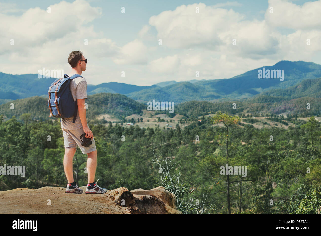 Tourist traveler con zaino pronto per la nuova avventura di viaggio, sfondo con spazio di copia Foto Stock