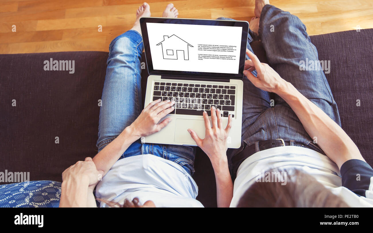 Famiglia giovane coppia scegliendo Nuovo home online, ricerca immobiliare per comprare o affittare casa in vendita sullo schermo del computer Foto Stock