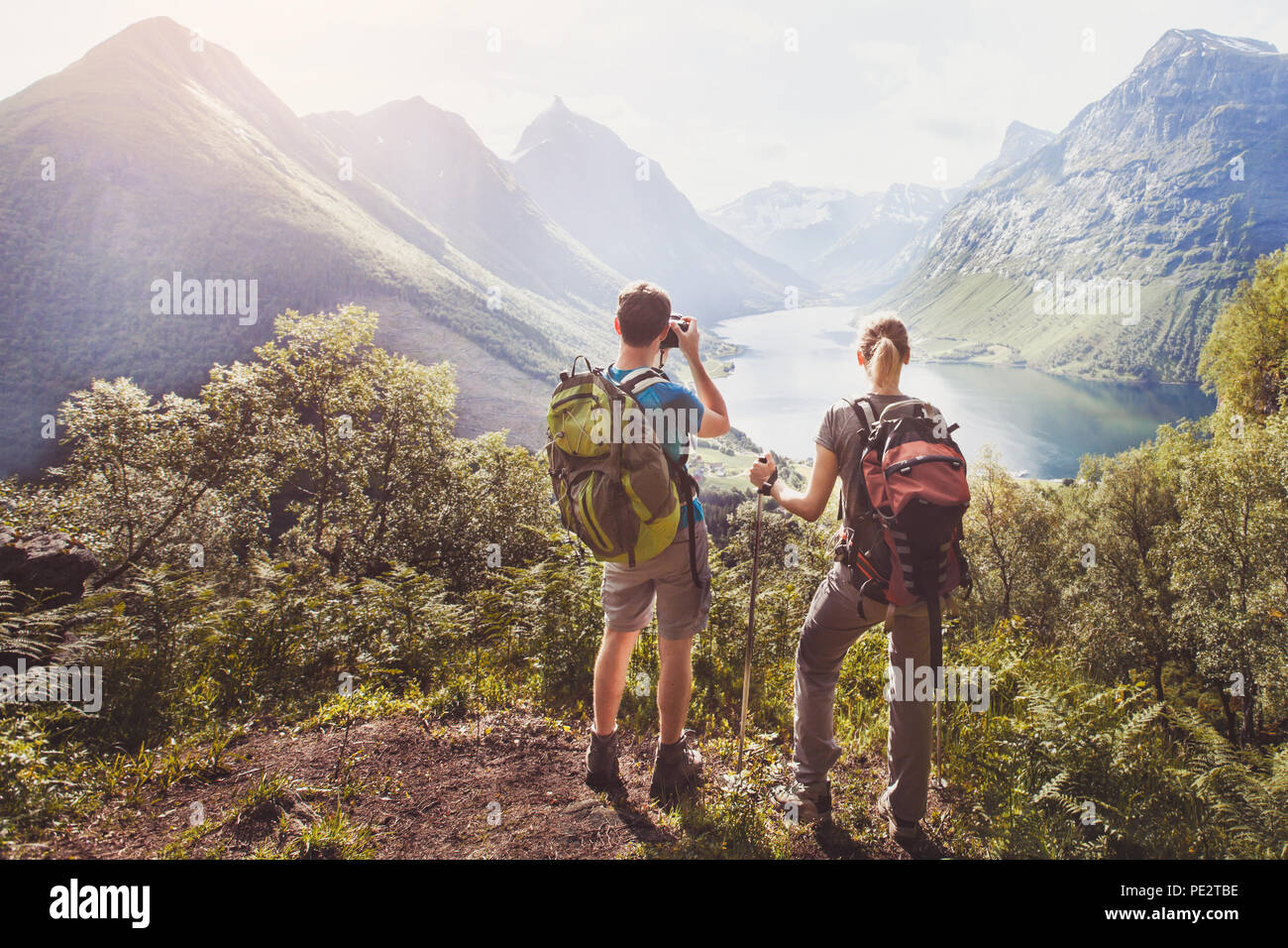 Viaggi, coppia di escursionisti con zaini rilassante e scattare foto durante il trekking sulla cima della montagna Foto Stock