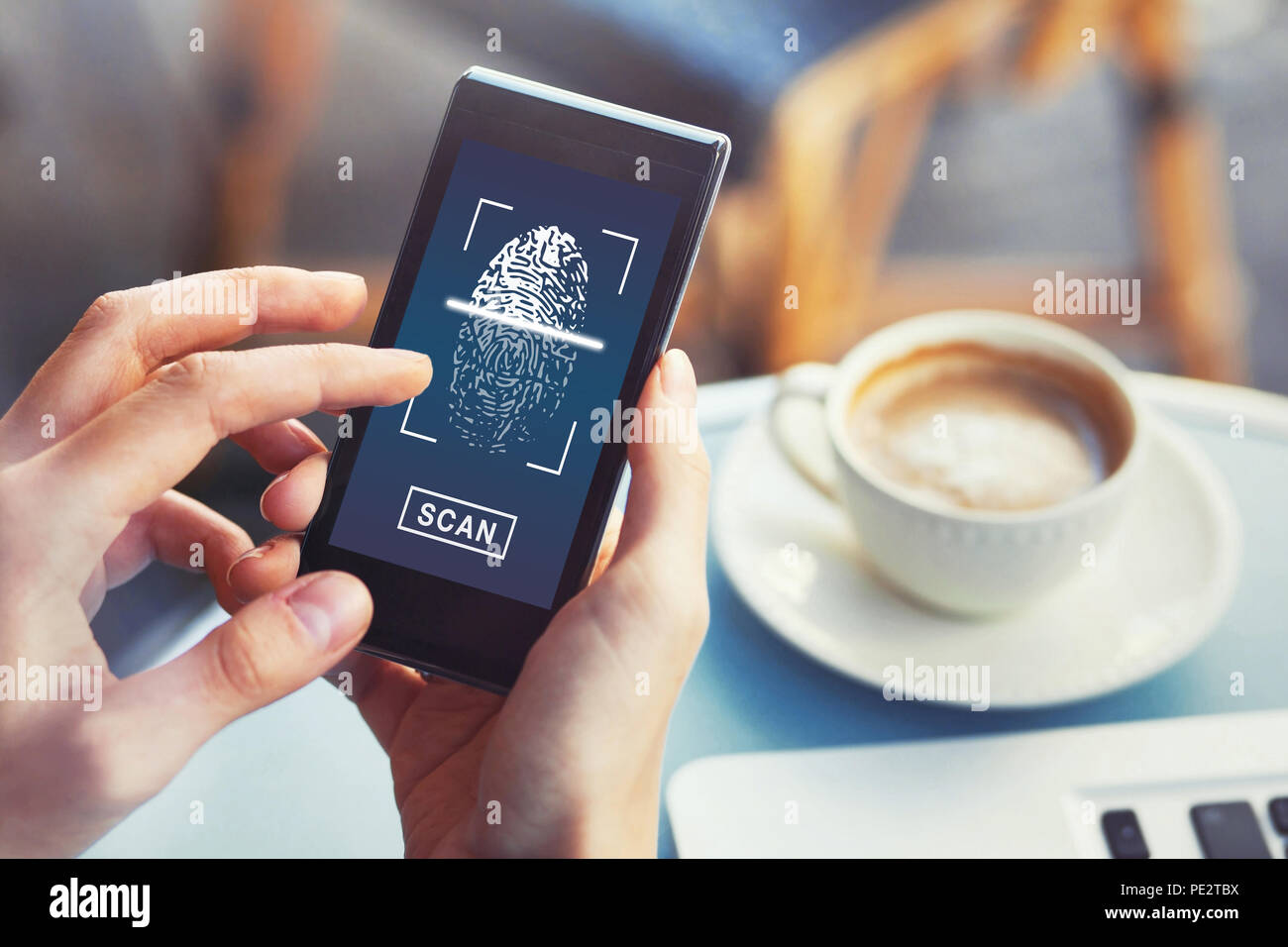 Scansione delle impronte digitali sullo smartphone dispositivo digitale, l'accesso sicuro ai dati privati, il concetto di identità biometriche autorizzazione Foto Stock