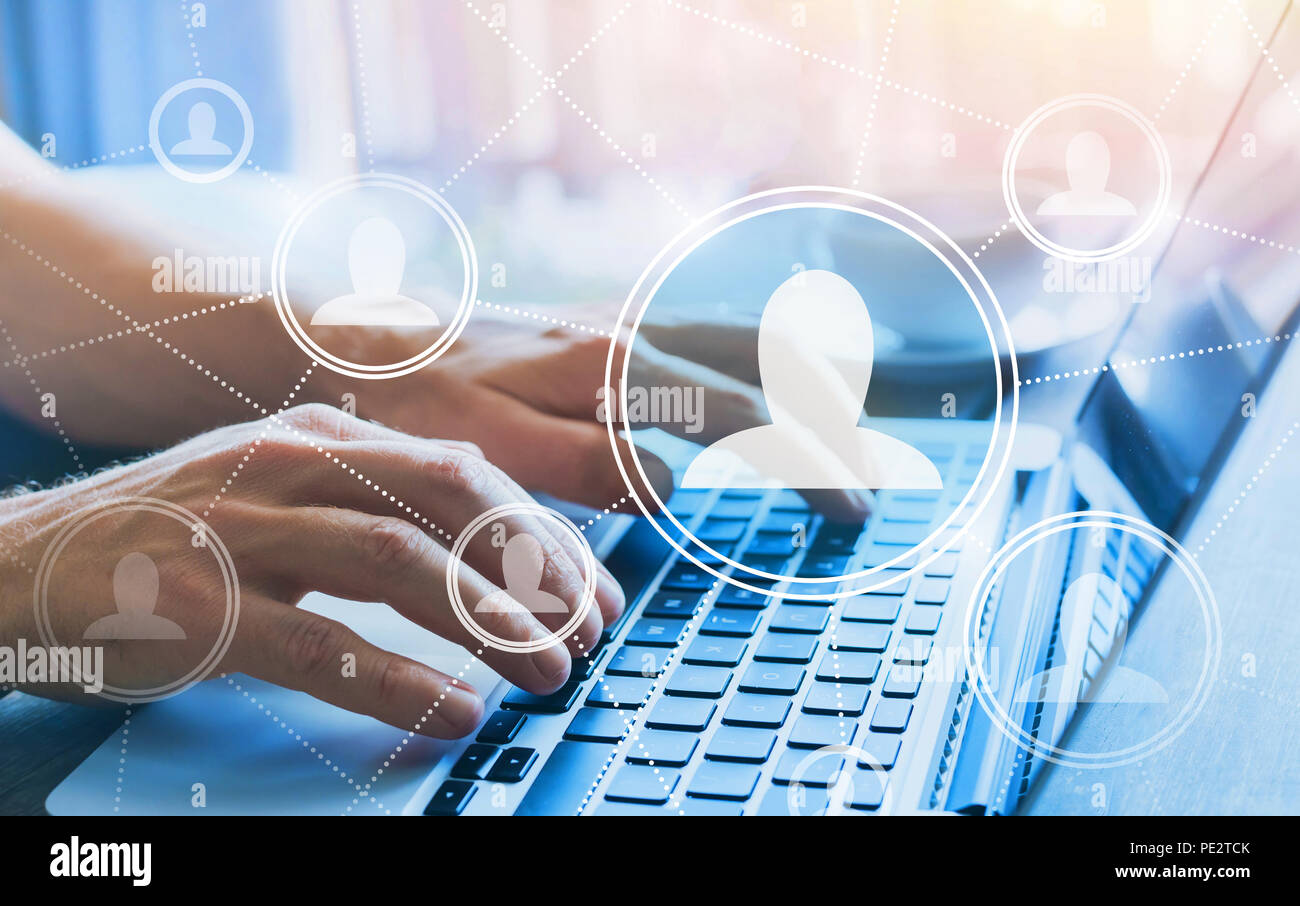 HR, risorse umane concetto, rete sociale con azienda persone icone, comunità online, mani digitando sulla tastiera del computer Foto Stock