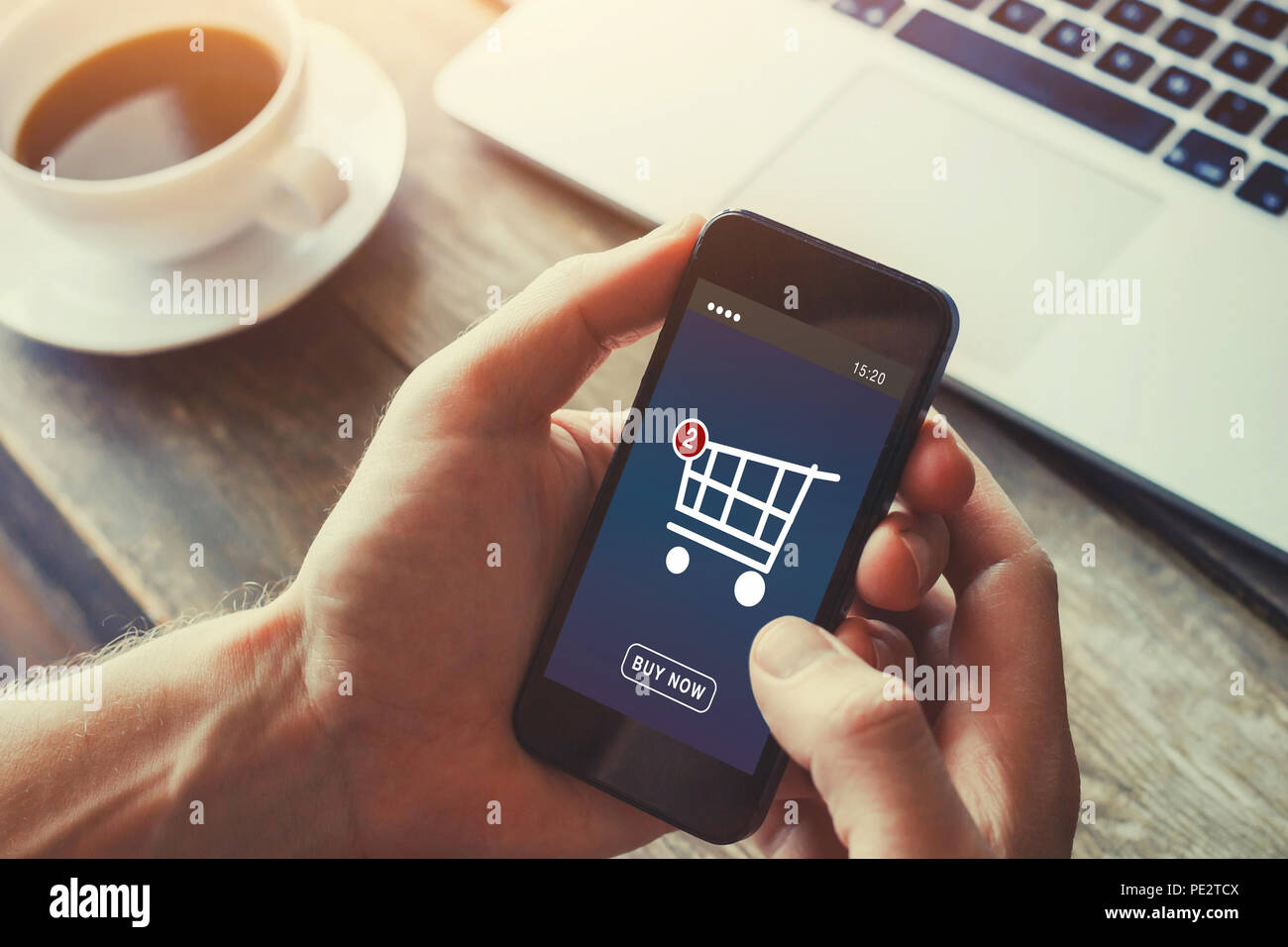 Lo shopping online su internet store, ordinare e acquistare le cose tramite smartphone mobile app sullo schermo, acquista interfaccia nel negozio virtuale Foto Stock