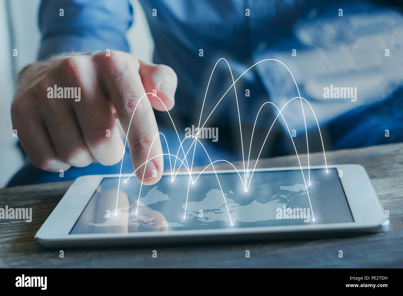 Il global business network e il concetto di comunicazione con imprenditore lavora su tablet schermata con la mappa del mondo e collegamenti internazionali Foto Stock