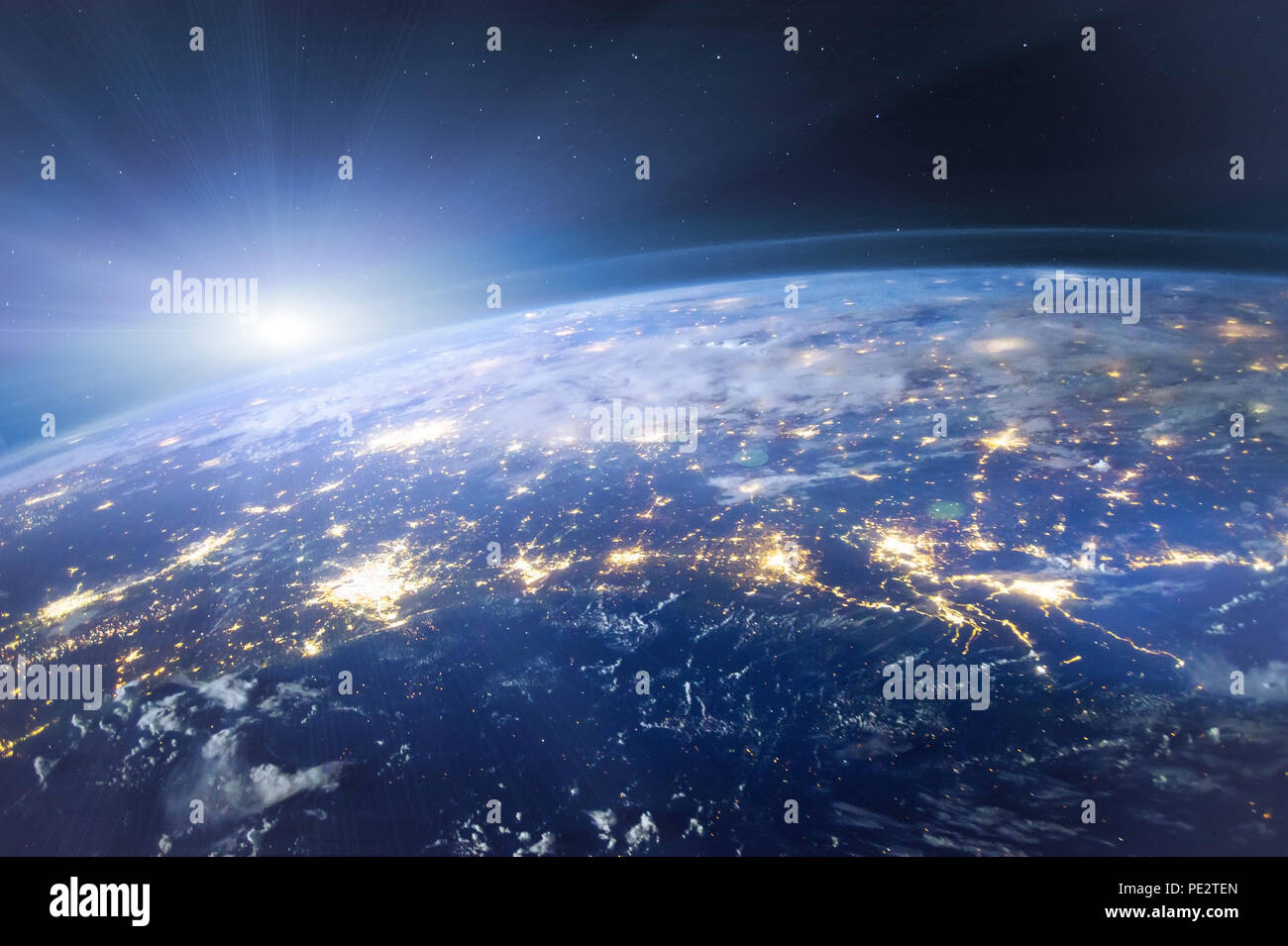 Splendido pianeta terra visto dallo spazio, vista aerea di notte le luci con copyspace, tonalità blu, immagine originale fornita dalla NASA Foto Stock