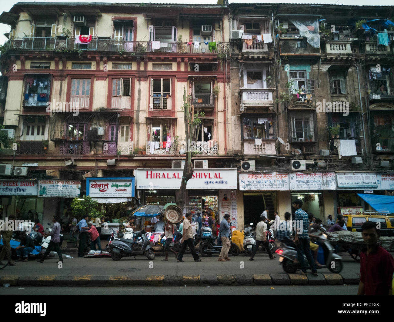 Concedere strada strada trafficata scena, Mumbai, India Foto Stock