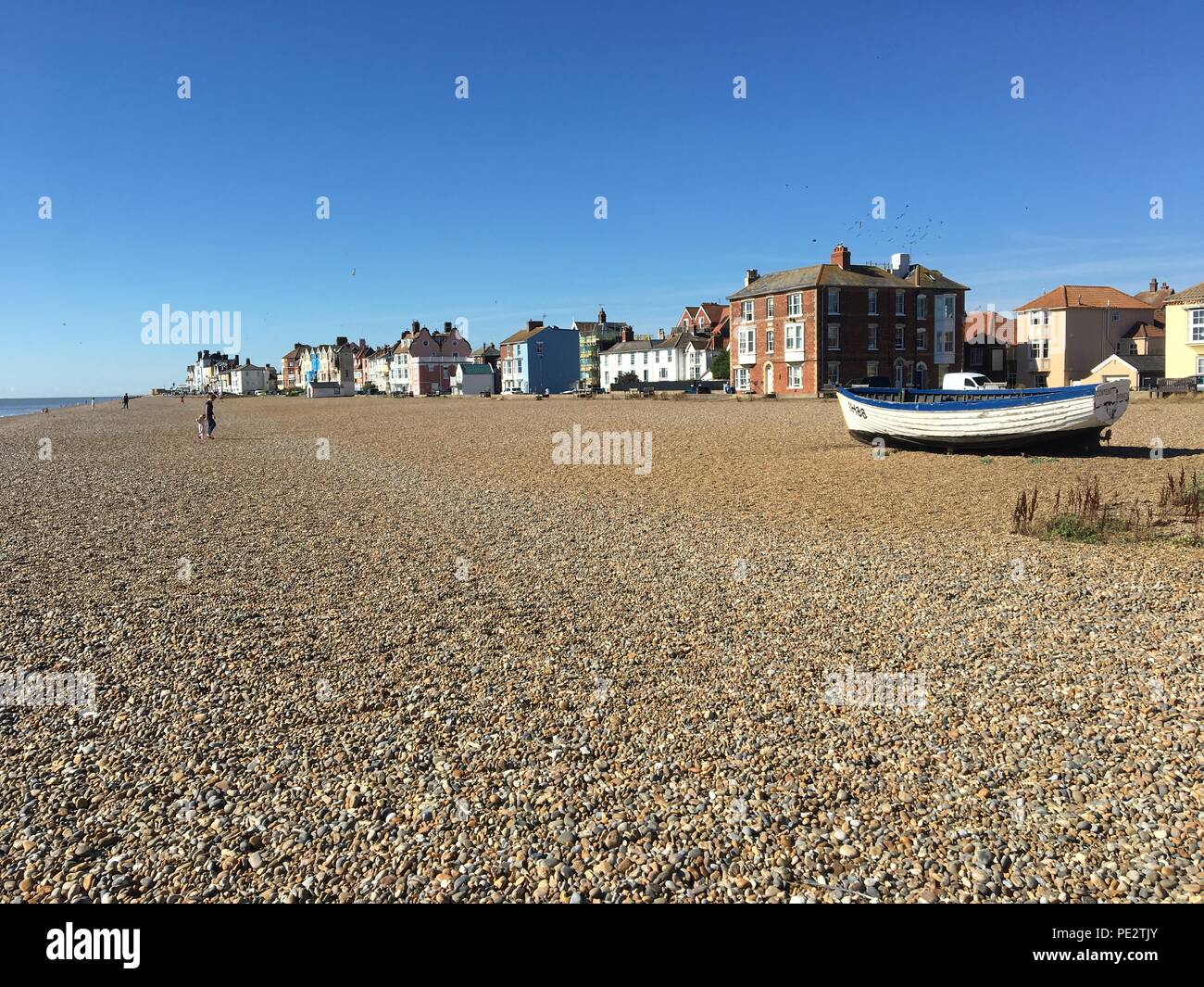 Barche di pescatori sulla spiaggia di ciottoli a Aldeburgh, Suffolk Foto Stock