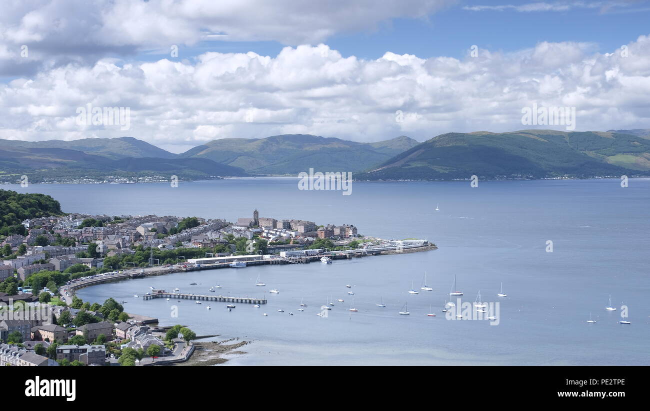 Vista di Gourock città costiera da Lyle Hill in Greenock durante l'estate Foto Stock