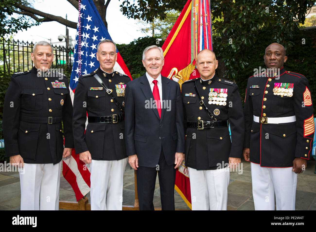 Assistente Comandante del Marine Corps, il generale John M. Paxton, Jr., sinistra, Comandante della Marine Corps, Gen. Joseph F. Dunford, Jr., seconda a sinistra, segretario della Marina, Raymond Edwin 'Ray' Mabus, Jr., centro e gen. Robert B. Neller, seconda a destra, sergente maggiore dei Marine Corps Ronald L. verde pongono dopo Neller promozione della cerimonia alla caserma marini di Washington D.C., Sett. 24, 2015. Neller è stato promosso dal grado di tenente generale a generale nella Marine Corps. (U.S. Marine Corps foto di Sgt. Gabriela Garcia/rilasciato) Foto Stock