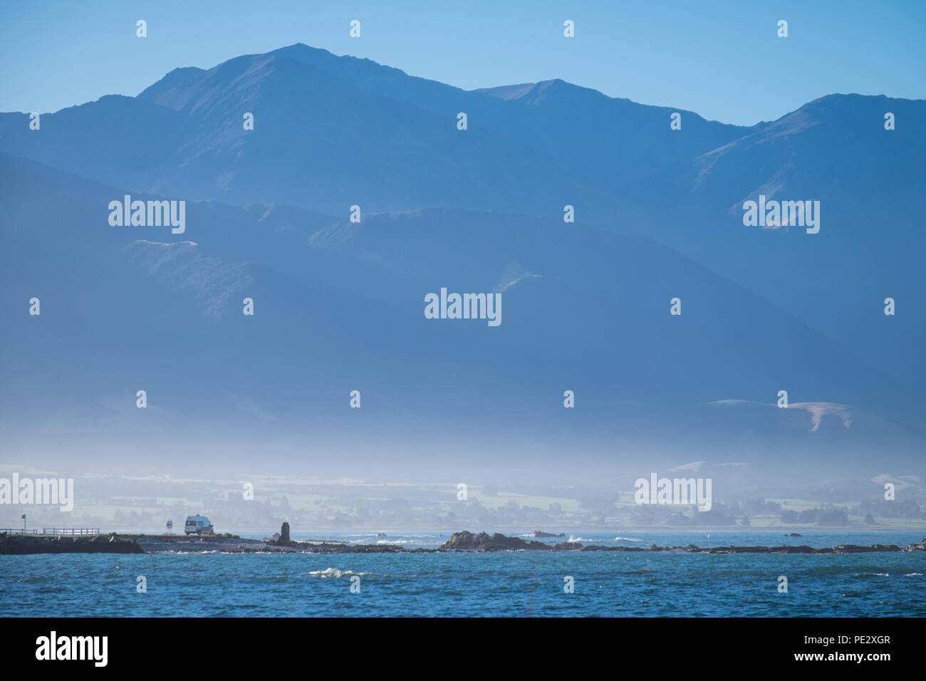 Un camper parcheggiato in corrispondenza di un punto di vista costiera a Kaikoura, sull'Isola Sud della Nuova Zelanda Foto Stock