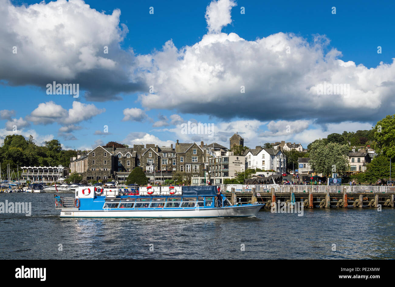 Bowness on Windermere con barche e pontili, Parco Nazionale del Distretto dei Laghi Foto Stock