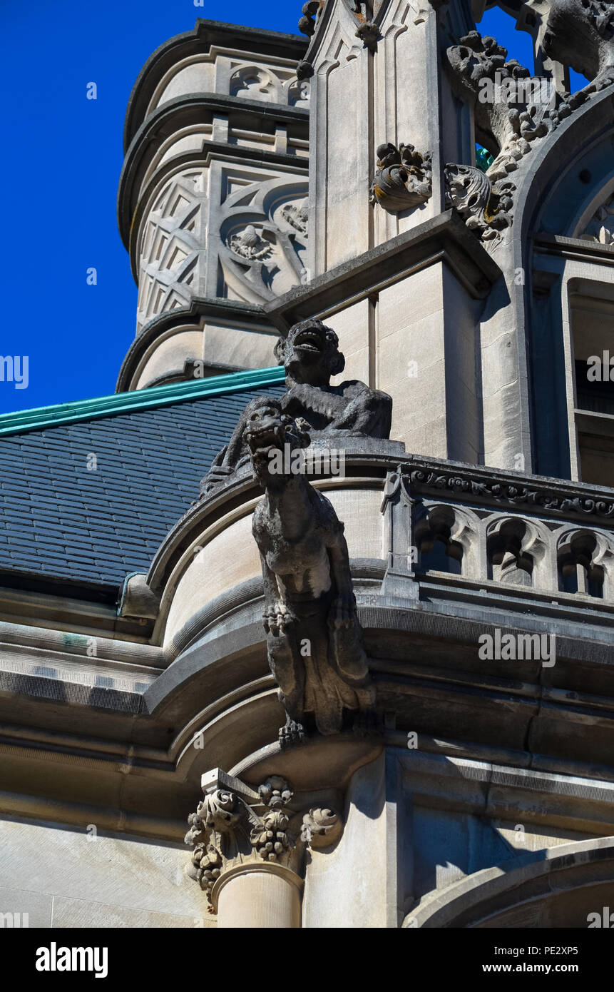 Facciata e dettagli architettonici della casa principale di Biltmore Estate al di fuori di Asheville, North Carolina, STATI UNITI D'AMERICA Foto Stock