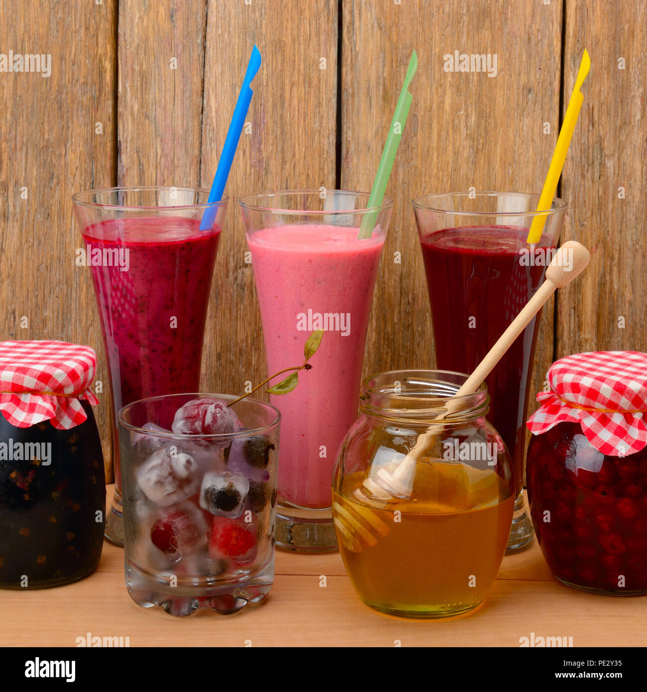 Set di berry smoothie, marmellate e frutti di bosco surgelati Foto Stock