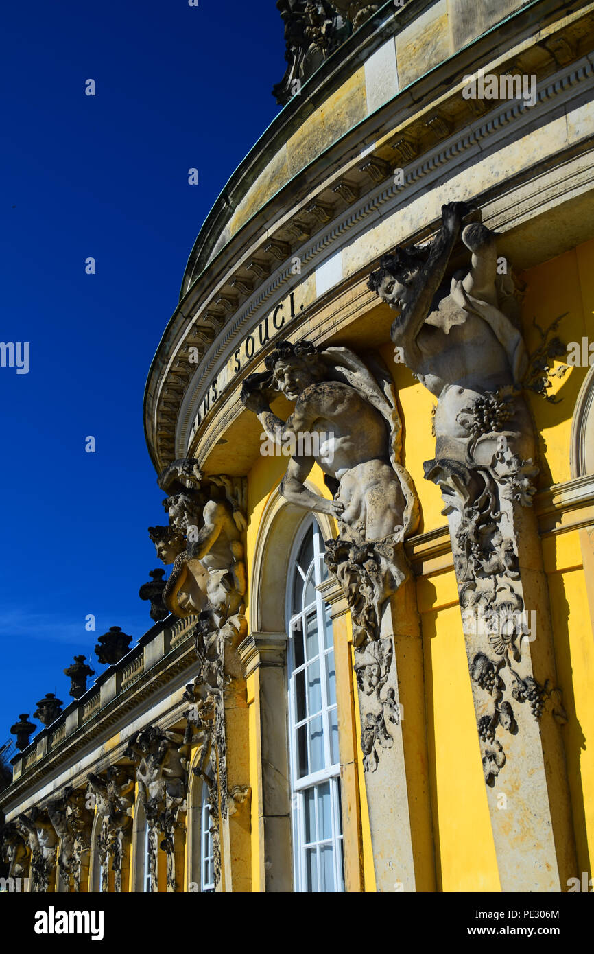 Facciata e i dettagli del Barocco Palazzo di Sans Souci, costruito per volere di Federico il Grande di Prussia a Potsdam, Germania Foto Stock