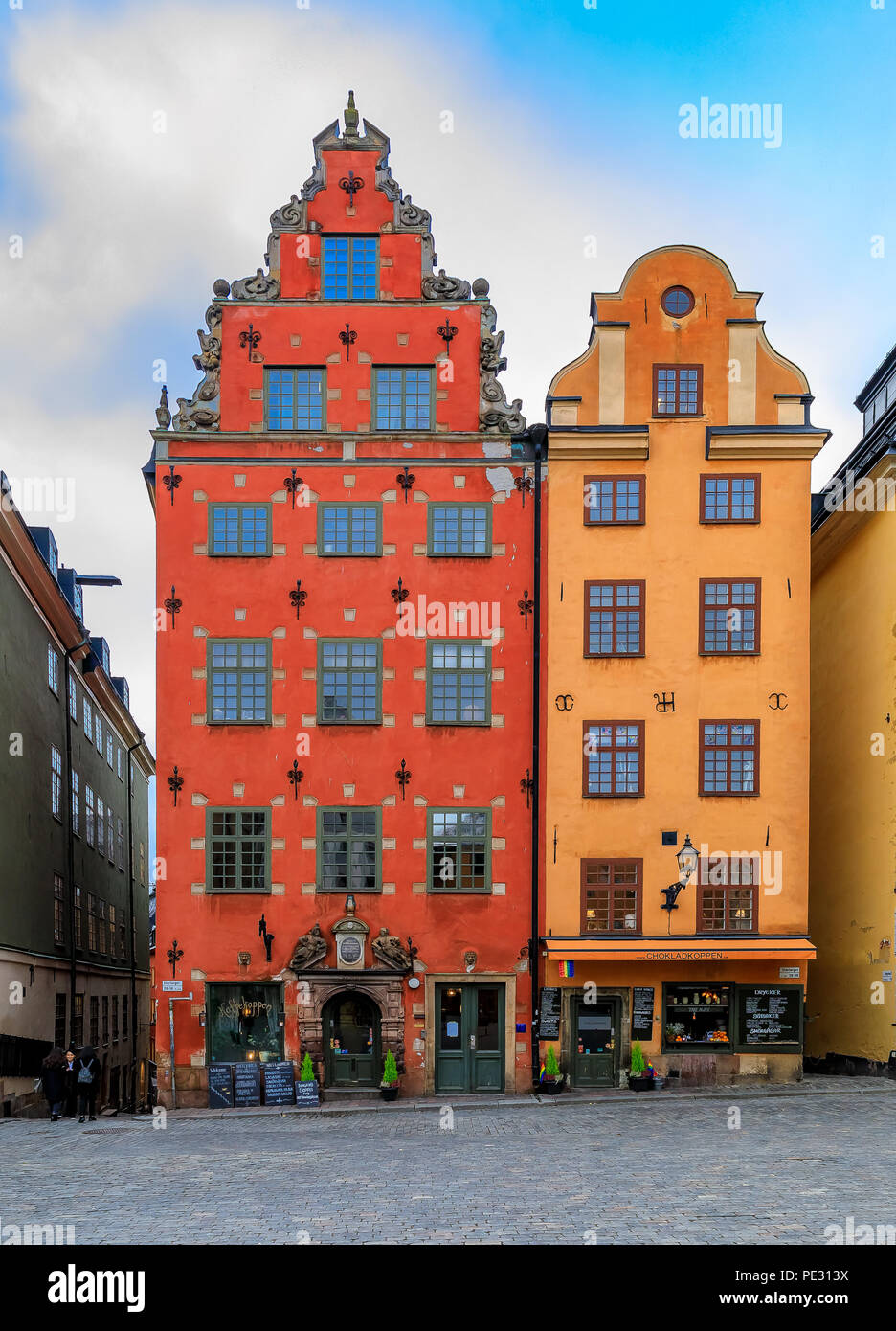 Stoccolma, Svezia - 26 Ottobre 2017: case ornate sul famoso Stortorget Square nel cuore della Città Vecchia di Gamla Stan Foto Stock