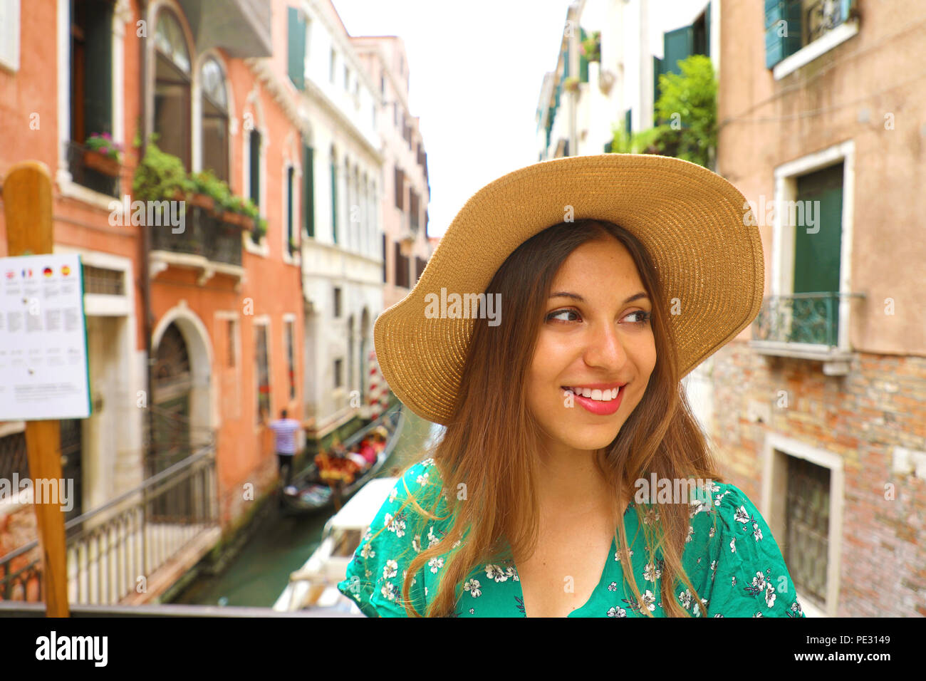 Ragazza sorridente guardando al lato di Venezia. Ritratto di felice giovane  turista donna con cappello su venezia canal, Italia Foto stock - Alamy