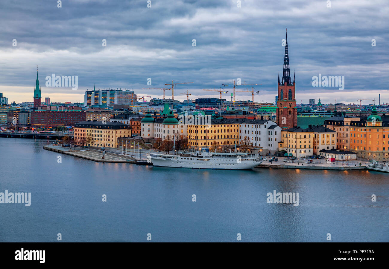 Stoccolma, Svezia - 24 Ottobre 2017: vista panoramica sul lago Malaren su tradizionali edifici in stile gotico nella città vecchia, Gamla Stan e Riddarholme Foto Stock