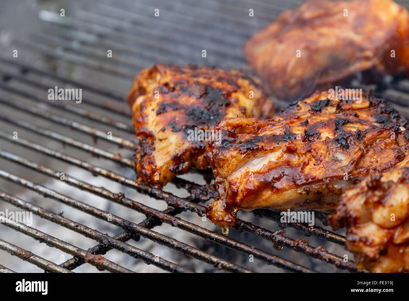 Marinata di pezzi di pollo cucinati su un barbecue Foto Stock