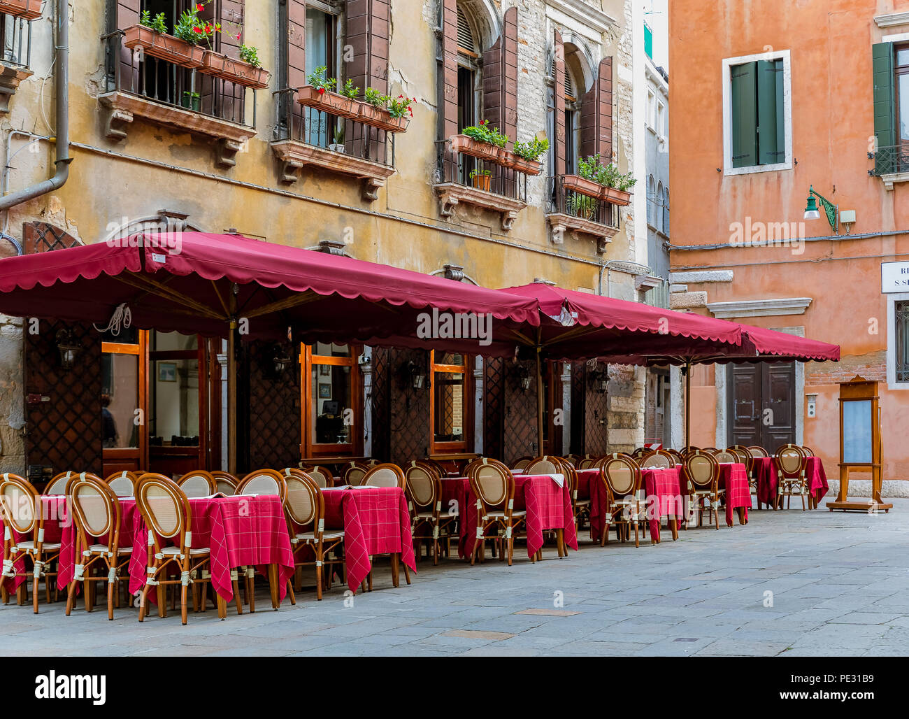 Venezia, Italia - 23 Settembre 2017: Tradizionale ristorante all'aperto in un vecchio cortile in attesa per i clienti Foto Stock