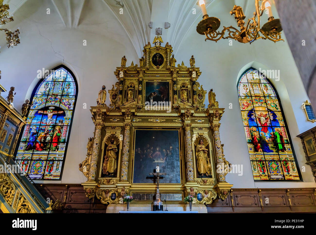 Stoccolma, Svezia - Agosto 14, 2017: finestre con vetri colorati e l'altare  della chiesa tedesca, Cattedrale gotica Foto stock - Alamy
