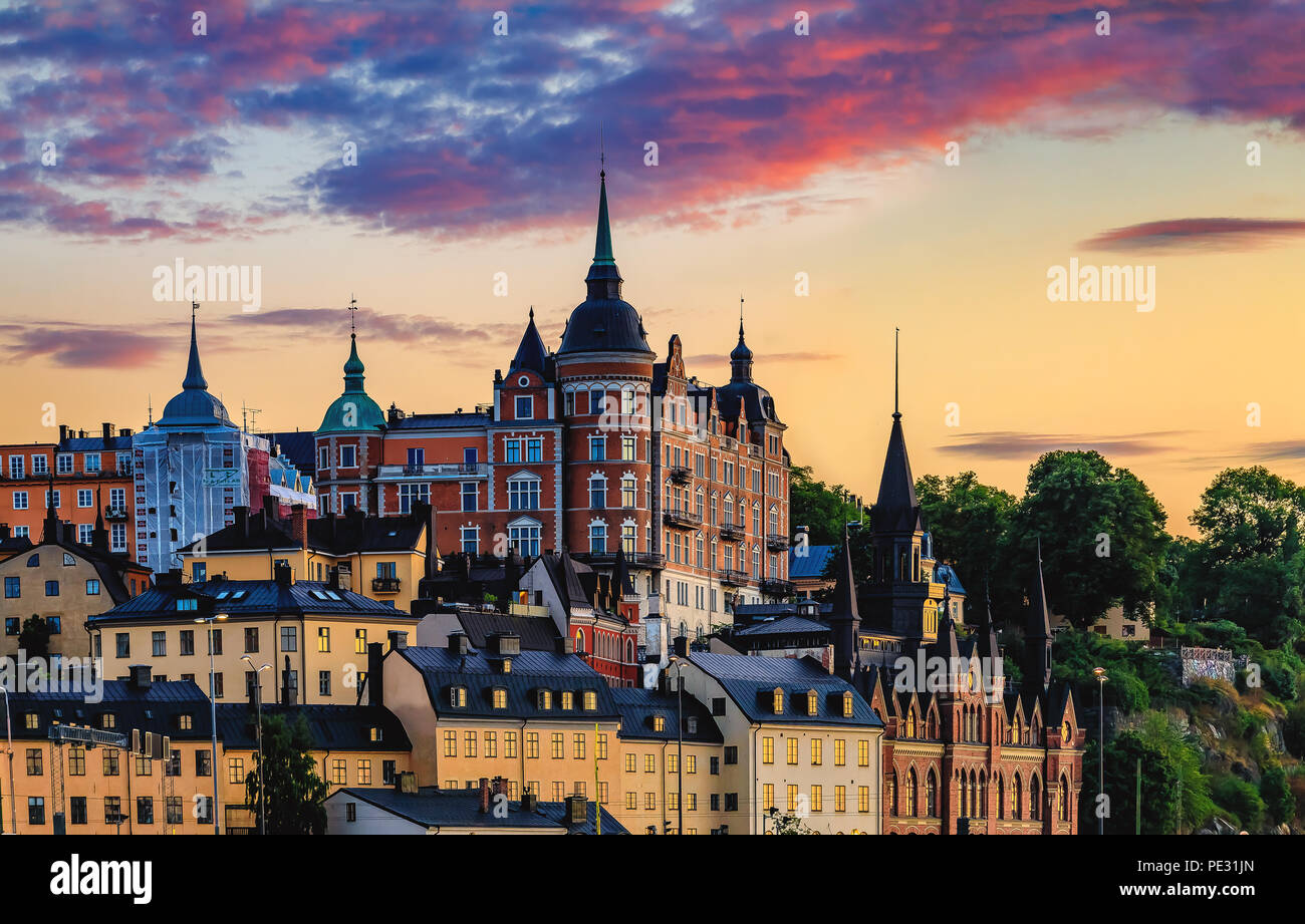 Incredibile tramonto nuvole sopra i tradizionali edifici gotici della Sodermalm parte di Stoccolma, Svezia Foto Stock