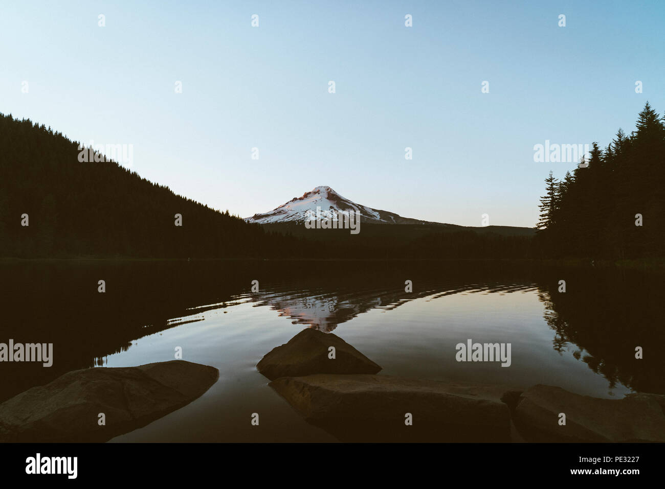 Trillium lago, o al tramonto, con una vista di riflessione di Mt.il cofano Foto Stock