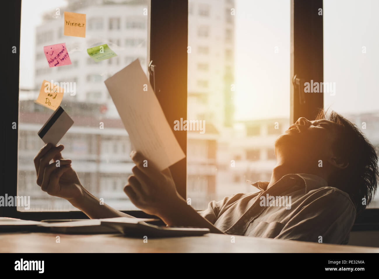 Andare in fallimento e dept da carta di credito concetto, fail e stanco di lavoro holdding businesman fattura da shoping on line e avendo problemi di vita Foto Stock