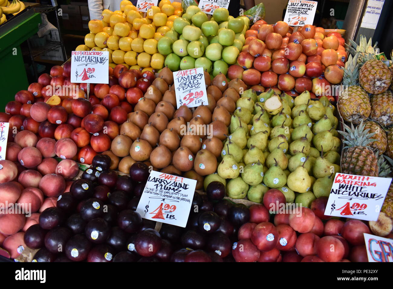 Alcuni coltivati localmente produrre presso il Mercato di Pike Place a Seattle, WA. Foto Stock