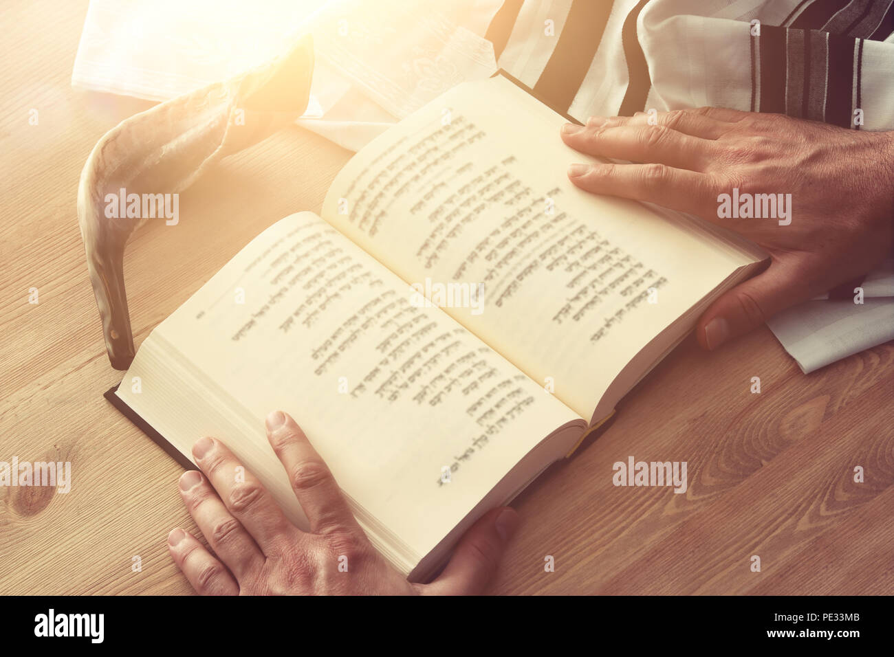 Uomo ebraico mani un libro di preghiere, pregando accanto al tallit. Jewish simboli tradizionali. Rosh hashanah (ebreo nuovo anno di vacanza), Shabbat e Yom Foto Stock
