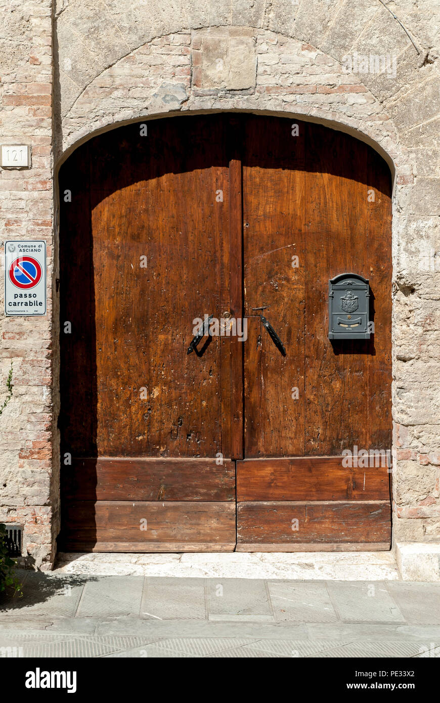 Toscana-giugno 1: un classico porta di legno in Asciano,Toscana,l'Italia,su giugno 1,2018. Foto Stock