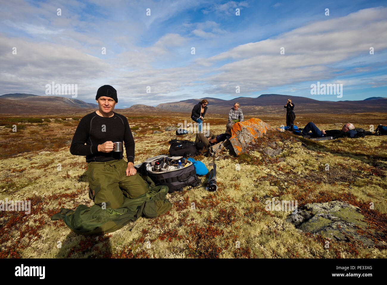 Un gruppo di natura turisti in Dovrefjell national park, Dovre, Norvegia. Foto Stock