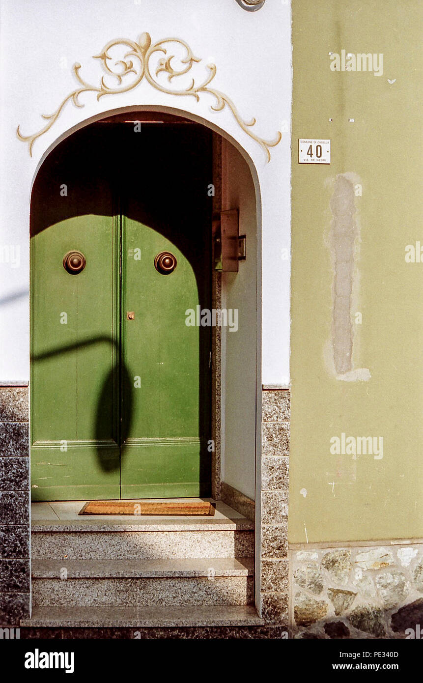 Italia-luglio 10:una porta stupito nel piccolo comune di Casella,l'Italia,su luglio 10,2007. Foto Stock