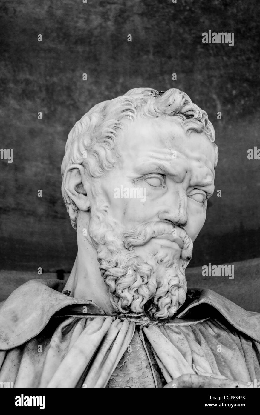 Firenze-JUN 29 : Statua di Michelangelo,all'esterno del museo degli Uffizi,Firenze,su giugno 29,2007. Foto Stock